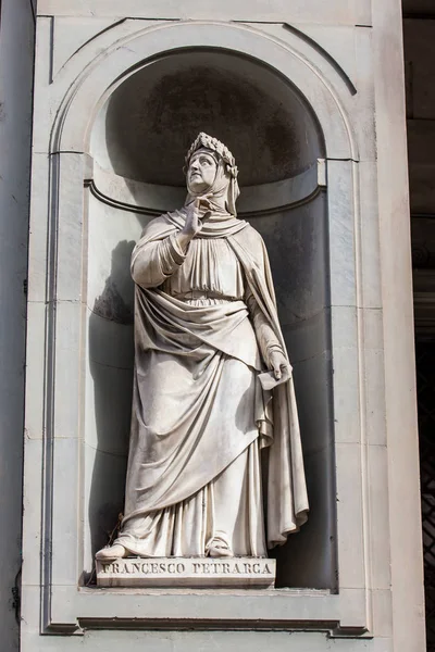 Статуя Франческо Петрарки во дворе галереи Уффици во Флоренции — стоковое фото