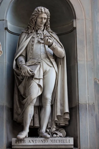 Статуя Пьера Антонио Микели во дворе галереи Уффици во Флоренции — стоковое фото
