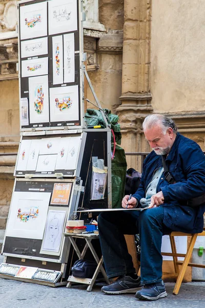 Artista senior che lavora e vende le sue opere nella strada accanto alla Chiesa di Orsanmichele a Firenze — Foto Stock