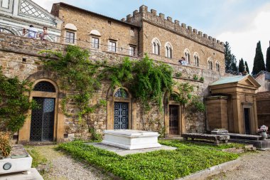 Kutsal Kapı Mezarlığı Floransa'da San Miniato al Monte Bazilikası'nın müstahkem kalesi içinde yer alan anıtsal bir mezarlık