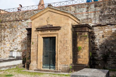 Kutsal Kapı Mezarlığı Floransa'da San Miniato al Monte Bazilikası'nın müstahkem kalesi içinde yer alan anıtsal bir mezarlık