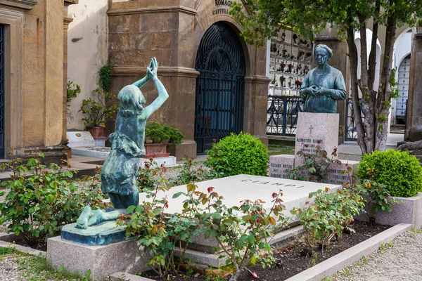 フィレンツェのサン・ミニアート・アル・モンテ大聖堂の要塞内にある記念碑的な墓地、聖扉の墓地の美しい芸術 — ストック写真