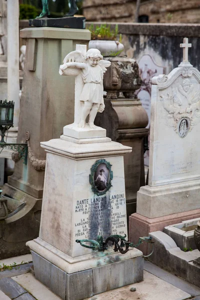 A gyönyörű művészet a sírok a temetőben a Szent kapu egy monumentális temető található megerősített bástyája a bazilika San Miniato al Monte Firenzében — Stock Fotó