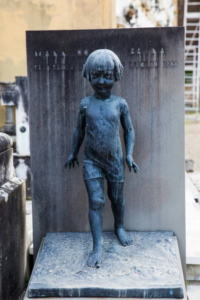 La bella arte delle tombe sul Cimitero della Porta Santa un cimitero monumentale situato all'interno del bastione fortificato della Basilica di San Miniato al Monte a Firenze — Foto Stock