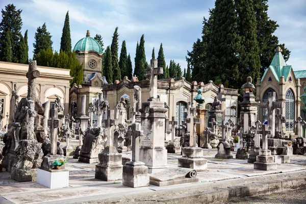 A gyönyörű művészet a sírok a temetőben a Szent kapu egy monumentális temető található megerősített bástyája a bazilika San Miniato al Monte Firenzében — Stock Fotó