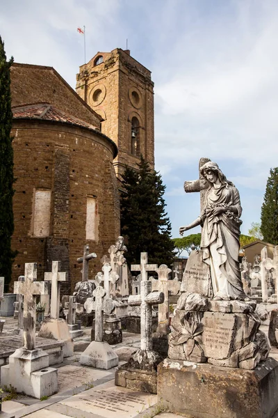 A gyönyörű művészet a sírok a temetőben a Szent kapu egy monumentális temető található megerősített bástyája a bazilika San Miniato al Monte Firenzében — Stock Fotó