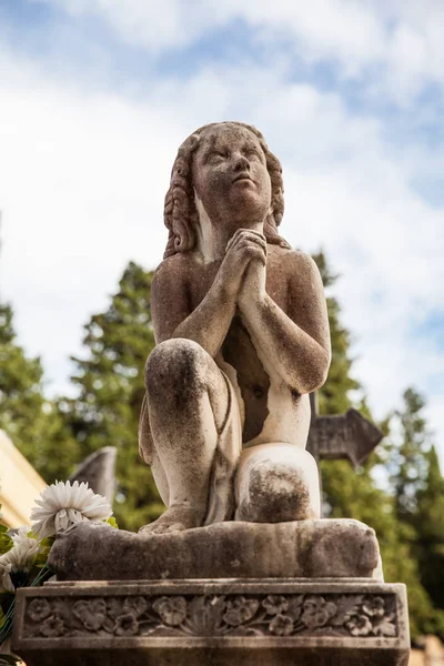 Piękna sztuka grobów na cmentarzu drzwi świętych monumentalny cmentarz położony w fortyfikacji bastionu bazyliki San Miniato al Monte we Florencji — Zdjęcie stockowe