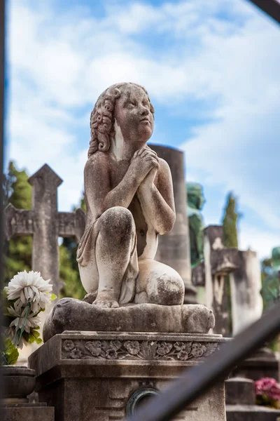 A gyönyörű művészet a sírok a temetőben a Szent kapu egy monumentális temető található megerősített bástyája a bazilika San Miniato al Monte Firenzében — Stock Fotó