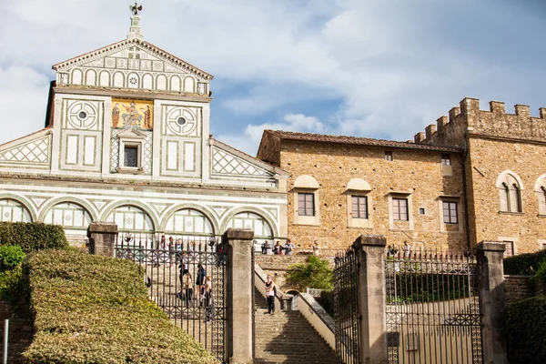 Turistas na Basílica de San Miniato al Monte em Florença — Fotografia de Stock