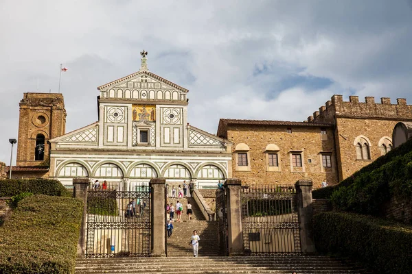 Turistas na Basílica de San Miniato al Monte em Florença — Fotografia de Stock