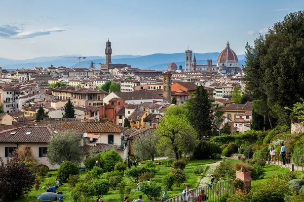 Giardino delle'den güzel Floransa şehrinin manzarası erken bir bahar gününde yükseldi