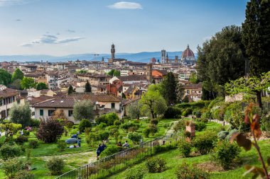 Giardino delle'den güzel Floransa şehrinin manzarası erken bir bahar gününde yükseldi