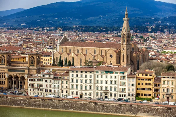 Vista da bela Basílica de Santa Croce e da cidade de Florença da Praça Michelangelo — Fotografia de Stock
