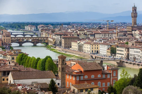 Vista da Ponte Vecchio e da bela cidade de Florença da Praça Michelangelo — Fotografia de Stock