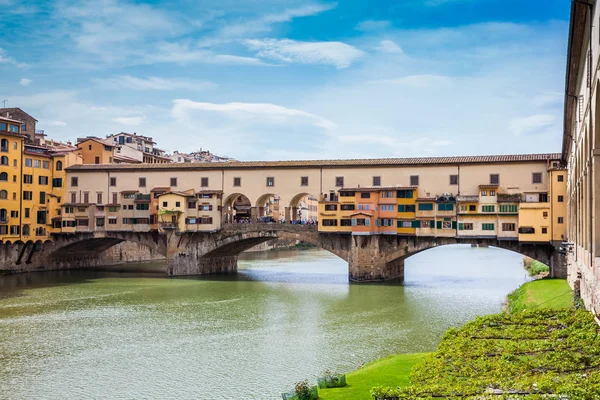 Ponte Vecchio uma ponte de arco segmentar de pedra medieval sobre o rio Arno em Florença — Fotografia de Stock