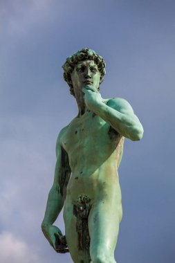 Ünlü İtalyan sanatçı Michelangelo'nun başyapıtı olan David heykelinin kopyası Floransa'daki Michelangelo Meydanı'na yerleştirildi.