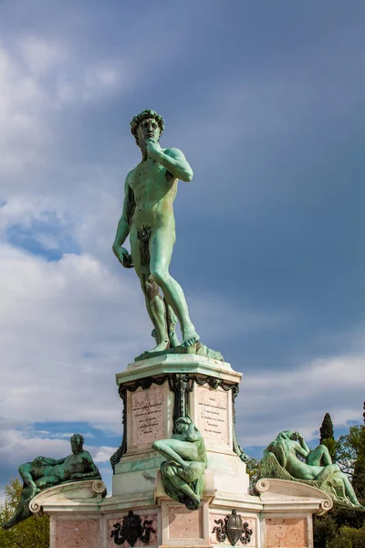 Réplica da estátua de David, a obra-prima do famoso artista italiano Michelangelo colocado na Praça Michelangelo, em Florença — Fotografia de Stock