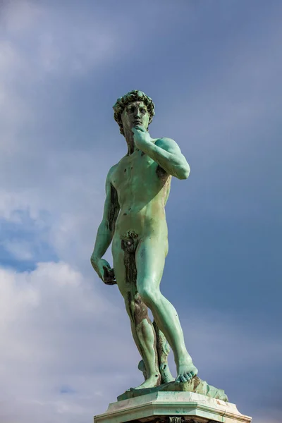 Replica della statua del David, il capolavoro del famoso artista italiano Michelangelo collocato in Piazza Michelangelo a Firenze — Foto Stock