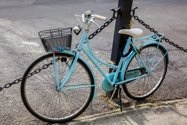 피렌체 구시가지의 아름다운 거리에 주차된 자전거 — 스톡 사진
