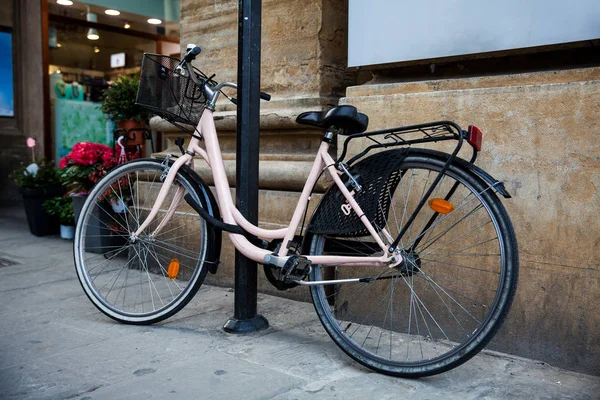 Fahrrad, das in den schönen Straßen der florentinischen Altstadt geparkt ist — Stockfoto