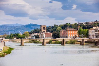 Arno nehri ve Floransa şehri üzerinde Ponte alle Grazie görünümü