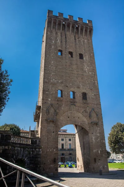 Toren van San Niccolo een poort gebouwd op 1324 als verdedigingstoren gelegen in Piazza Poggi in Florence — Stockfoto