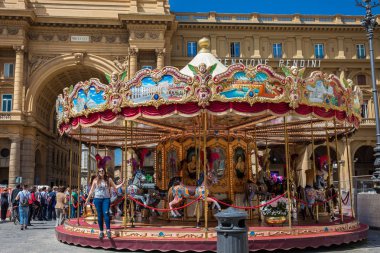 Turistler ve yerliler erken bir bahar gününde carrousel ve zafer kemer yanında Cumhuriyet meydanında