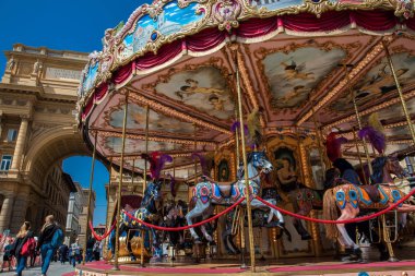 Turistler ve yerliler erken bir bahar gününde carrousel ve zafer kemer yanında Cumhuriyet meydanında