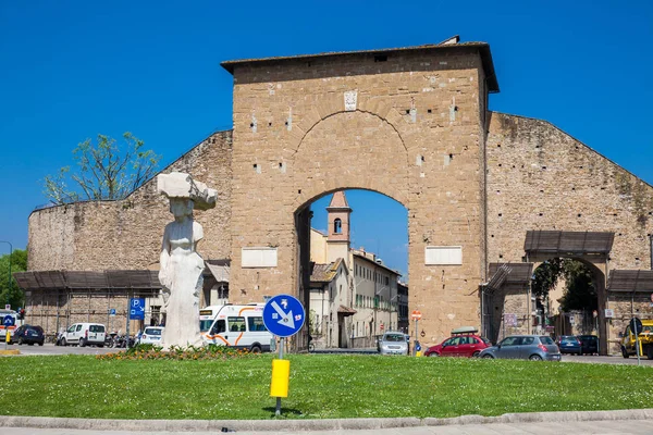Floransa'da şehir merkezinden Porta Romana görünümü — Stok fotoğraf