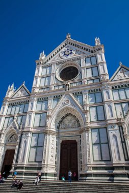 Floransa Kutsal Haç Bazilikası 'nda turistler