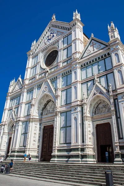 피렌체의 성십자가 대성당에서 관광객 — 스톡 사진