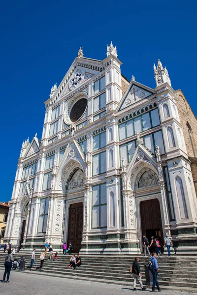 Turistas en la Basílica de la Santa Cruz de Florencia — Foto de Stock