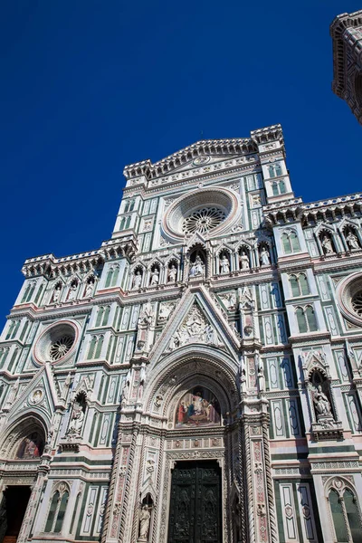 A Catedral de Giotto Campanile e Florença consagrada em 1436 contra um belo céu azul — Fotografia de Stock