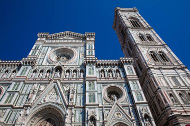 Giotto Campanile ve Floransa Katedrali güzel bir mavi gökyüzü karşı 1436 yılında kutsal