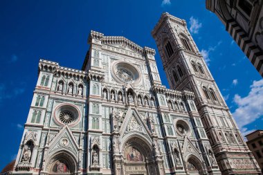 Giotto Campanile ve Floransa Katedrali güzel bir mavi gökyüzü karşı 1436 yılında kutsal