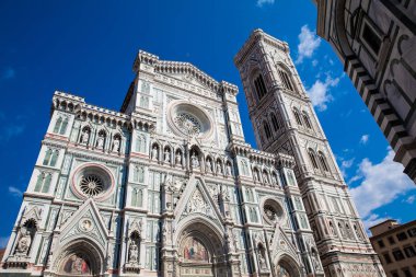 Giotto Campanile ve Floransa Katedrali güzel bir mavi gökyüzü karşı 1436 yılında kutsal