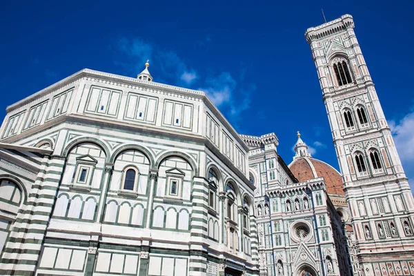St John, Giotto Campanile ve Floransa Katedrali vaftizli güzel bir mavi gökyüzü karşı 1436 yılında kutsama