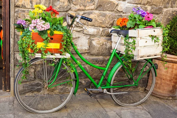 Bicicleta verde decorada com flores estacionadas em Florença — Fotografia de Stock