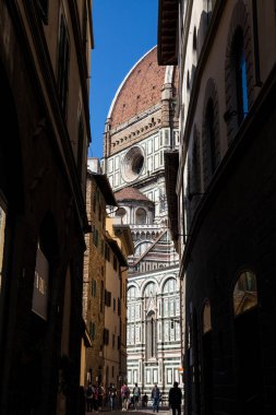 Floransa Katedrali çevresindeki güzel sokaklarda insanlar