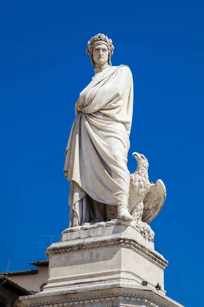 La statue de Dante Alighieri érigée en 1865 sur la Piazza Santa Croce à Florence — Photo