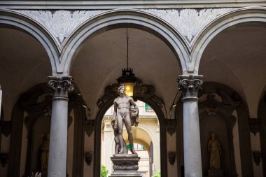 Palazzo Medici Riccardi 'nin avlusunda Baccio Bandinelli tarafından Orpheus ve Cerberus heykeli