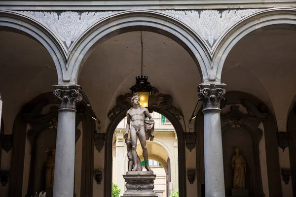 Scultura di Orfeo e Cerbero di Baccio Bandinelli nel cortile di Palazzo Medici Riccardi — Foto Stock