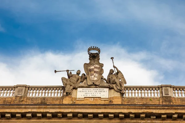 Dettagli della facciata del Complesso di San Firenze un bellissimo edificio in stile barocco seicentesco a Firenze — Foto Stock