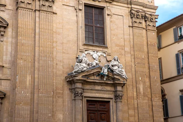 Detalles de la fachada del Complejo de San Firenze un hermoso edificio de estilo barroco del siglo XVII en Florencia — Foto de Stock