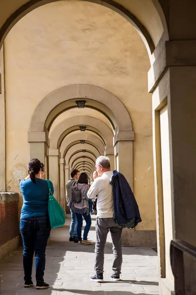 Toeristen wandelen langs de bogen van de Vasari Corridor in Florence — Stockfoto
