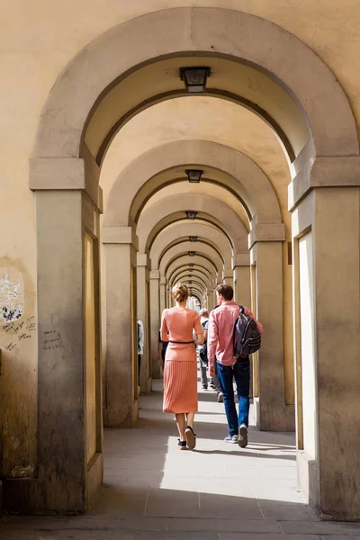 Paar wandelen langs de bogen van de Vasari-Corridor in Florence — Stockfoto
