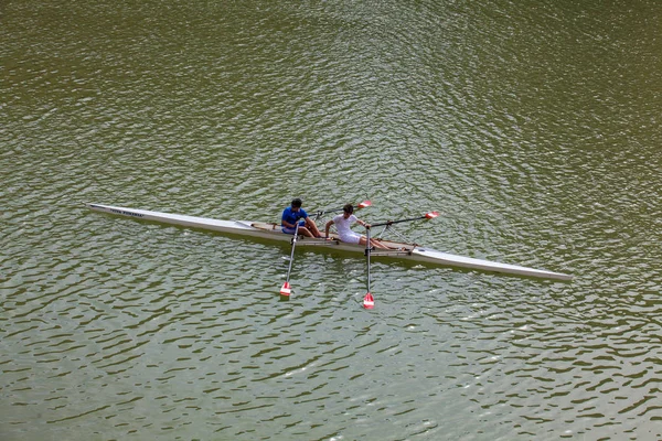 Kids rowing at Arno river in Florence — Stock Photo, Image