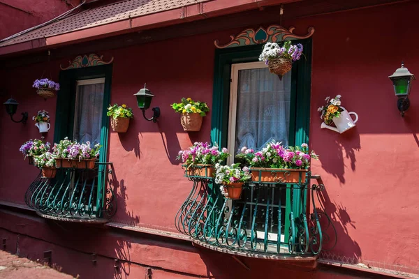 Vackra fasader av antika byggnader i Neapel gamla stan — Stockfoto
