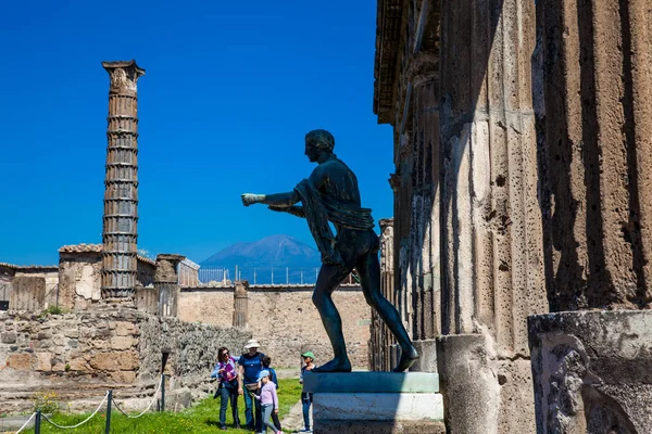 Ruinerna av det antika Apollotemplet med brons Apollo staty i Pompeji — Stockfoto