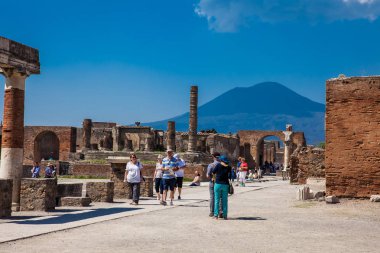 Güzel bir erken bahar gününde Pompeii antik kenti Forumu 'nda Jüpiter Tapınağı ziyaret turistler